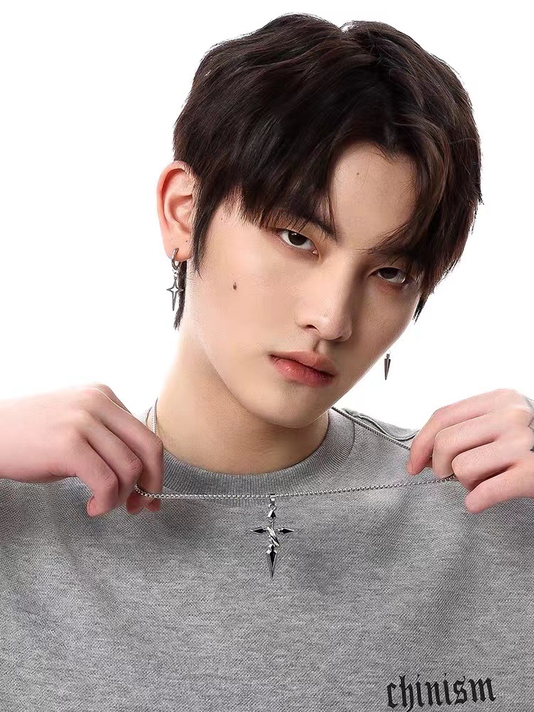 Factory direct sales of cross pendant men's necklace, men's trendy brand, versatile chain accessory, men's trendy sweatshirt pendant detail image 2
