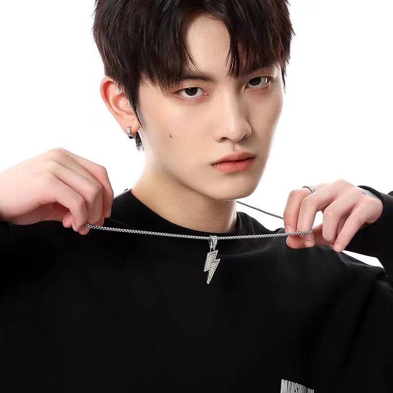 Factory direct sales of water diamond lightning pendant necklace, hoodie sweater chain, men's trendy brand, versatile men's chain accessories detail image 4