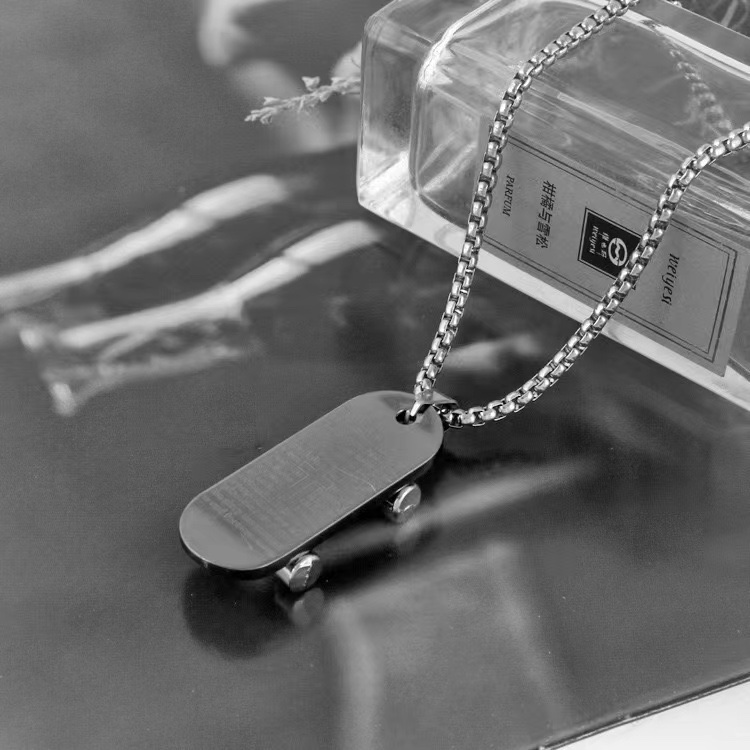 Factory direct sales, versatile and stylish men's necklaces, ins hip-hop sweater chain pendants, hoodie chain accessories and decorations Specification image