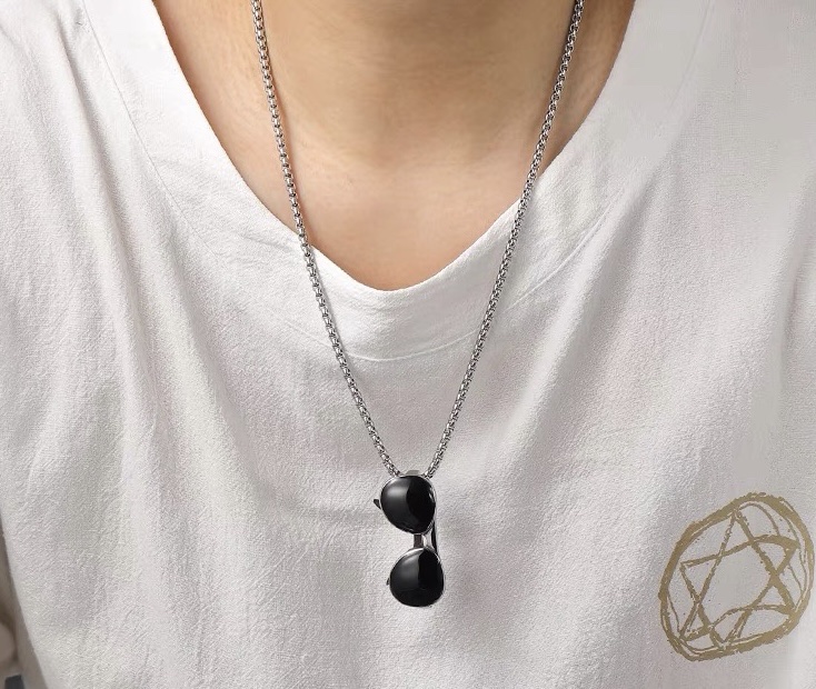 Factory direct sales of sunglasses, sunglasses necklaces for men and women, ins titanium steel personalized decoration, hip-hop style, cool bounce, disco, European and American sweater chains detail image 2