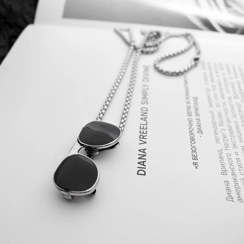 Factory direct sales of sunglasses, sunglasses necklaces for men and women, ins titanium steel personalized decoration, hip-hop style, cool bounce, disco, European and American sweater chains details Picture