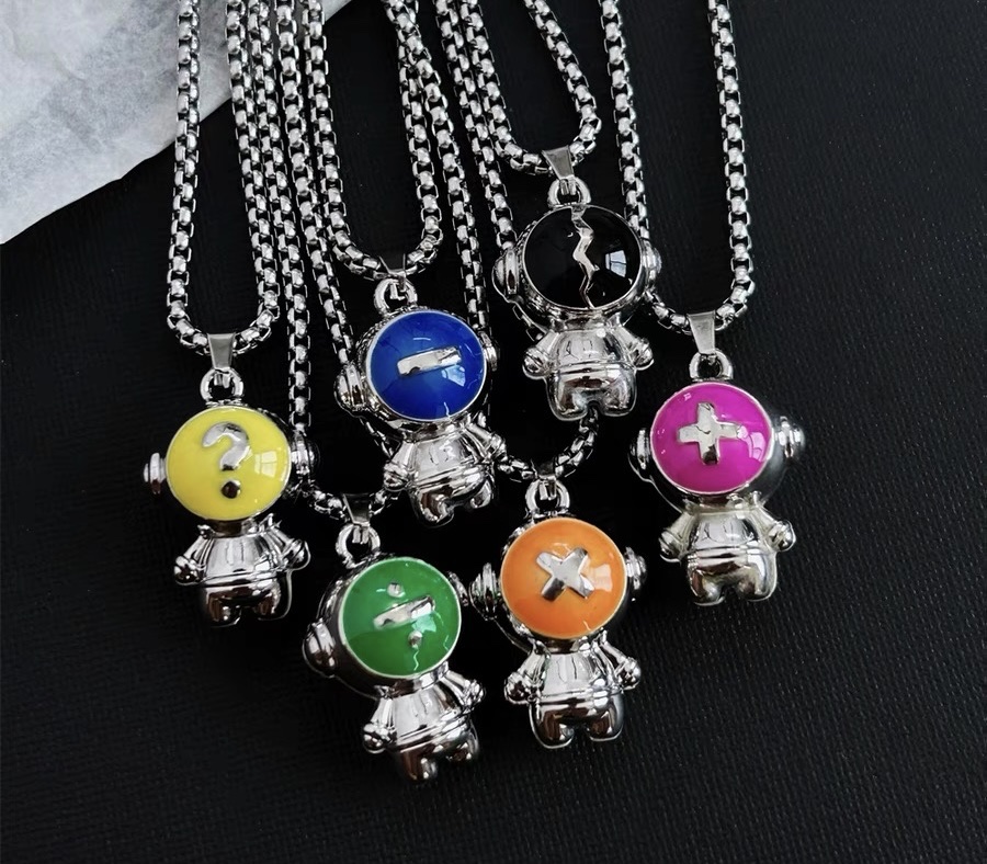 Factory direct sales of best-selling astronaut necklaces for men and women, matching accessory chains, hip-hop street dance children's pendants, cool and trendy Application Scenario