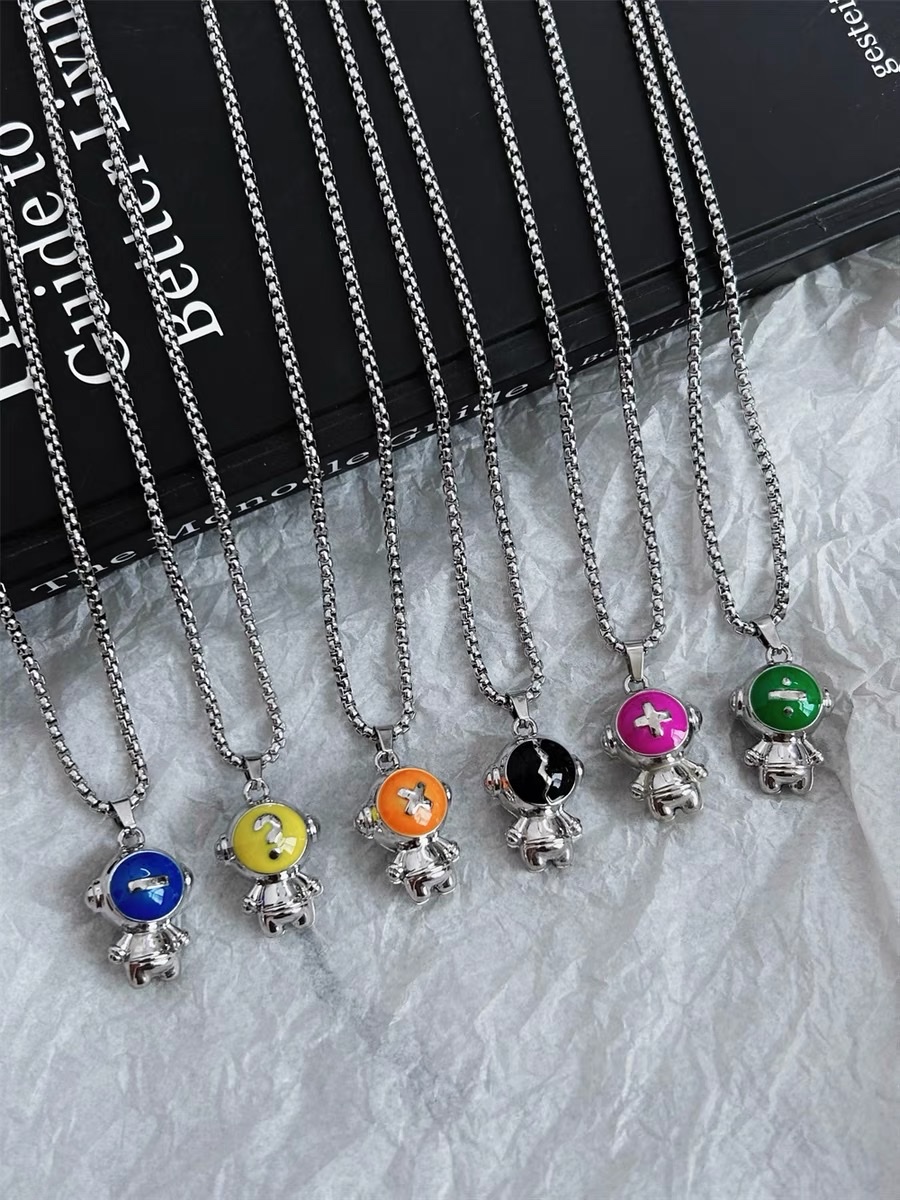 Factory direct sales of best-selling astronaut necklaces for men and women, matching accessory chains, hip-hop street dance children's pendants, cool and trendy detail image 1