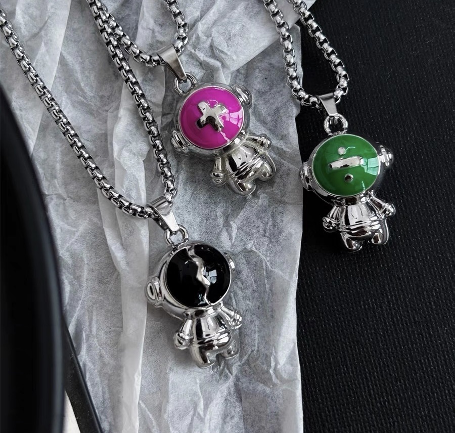 Factory direct sales of best-selling astronaut necklaces for men and women, matching accessory chains, hip-hop street dance children's pendants, cool and trendy detail image 5