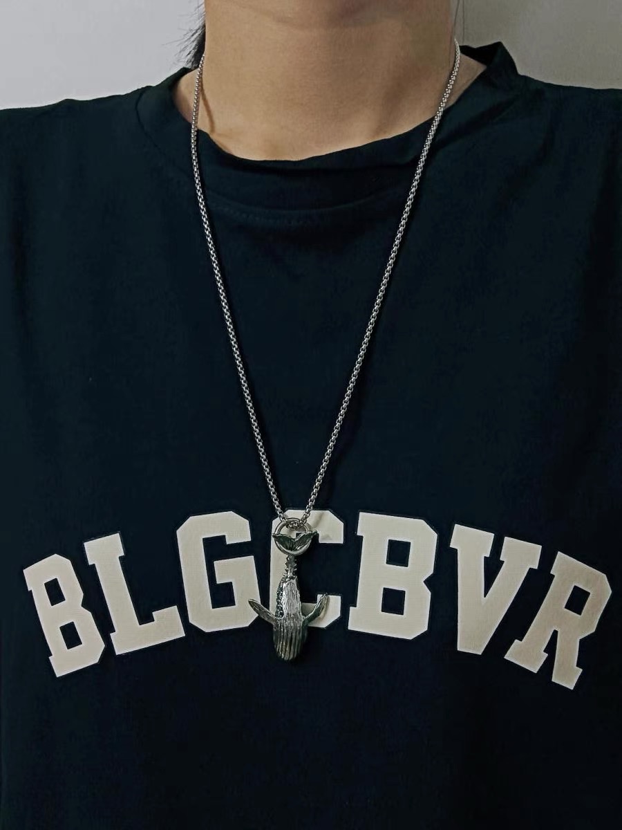 Factory direct sales of DUKATO's new titanium steel dolphin pendant, a trendy street hip-hop and dance couple necklace, and punk cool accessories for men and women detail image 4