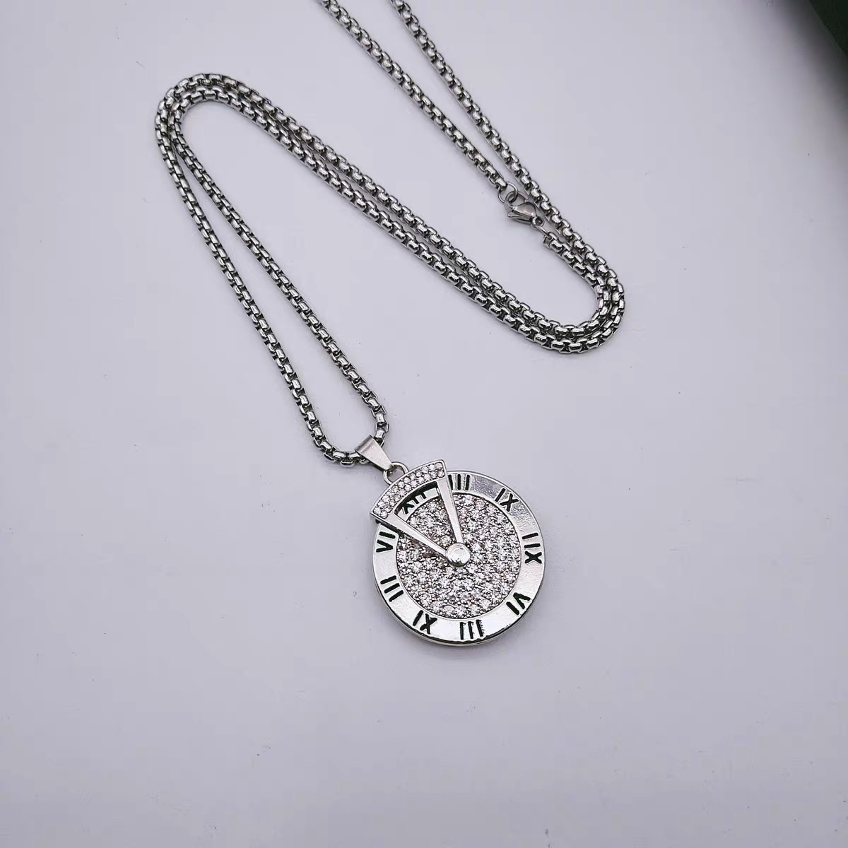 Factory direct sales of personalized Roman numeral disc necklaces, hip-hop trendsetter pendants for men and women, titanium steel trendy men's accessories detail image 1