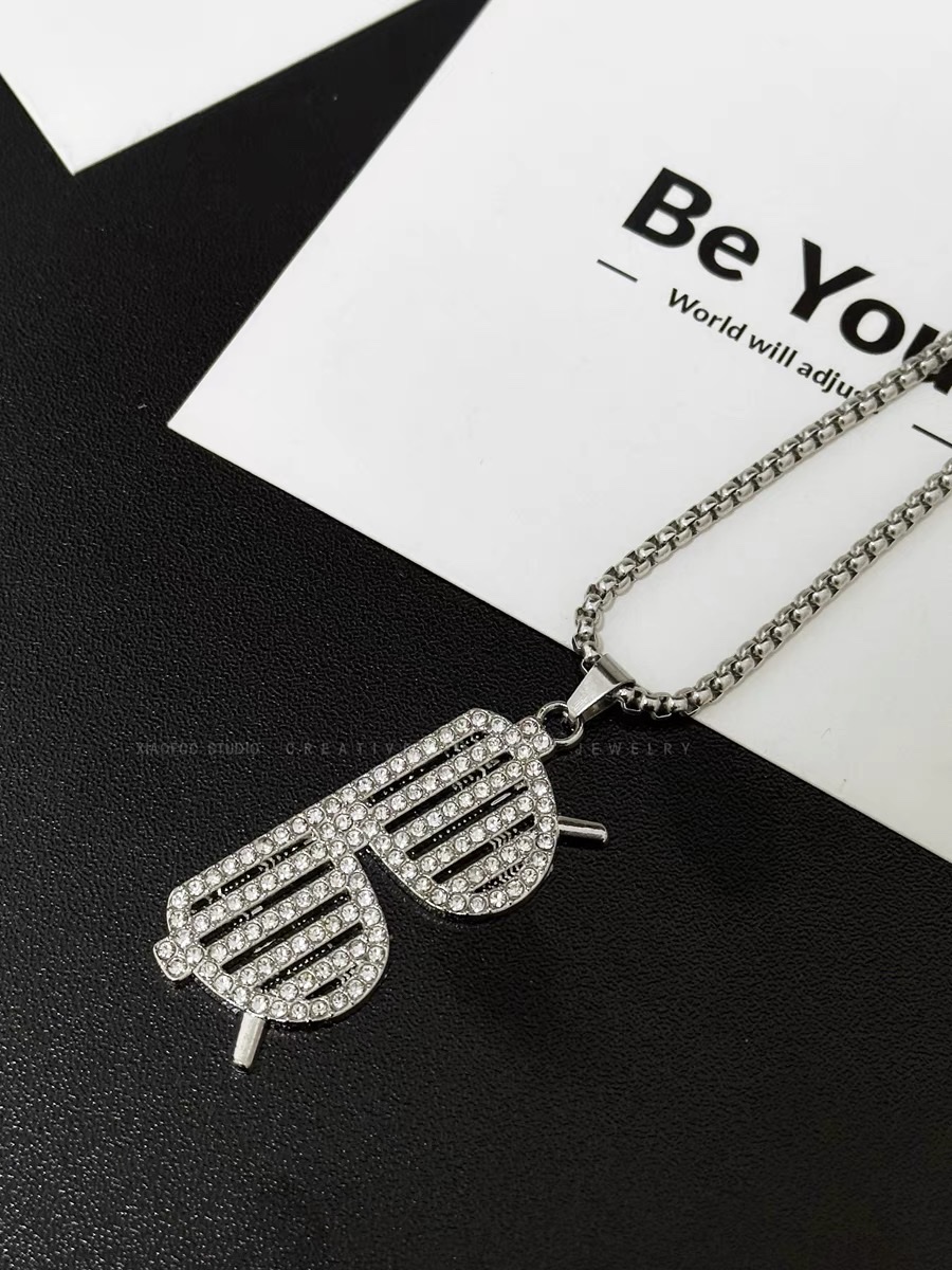 Factory direct sales of new diamond-encrusted glasses and necklaces. Women's Instagram niche design with a high-end feel. Cool and trendy accessories for men detail image 5