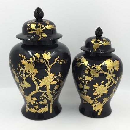 A new classical European-style luxurious hand-painted black ceramic jar with goldfish and coral LIDS and a general's altar ceramic art piece Application Scenario