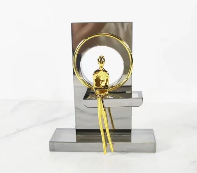 Nordic creative geometric crystal little golden man sculpture desktop decoration, living room entrance hall, hotel study, home decoration Specification image