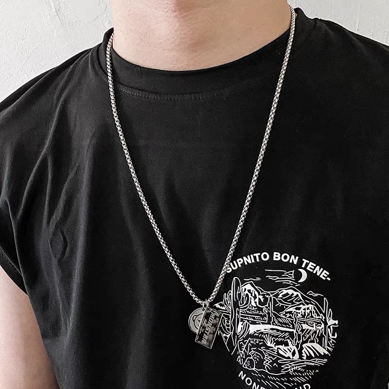 厂家直销毛衣链钛钢不掉色搞怪怪兽字母方牌吊坠项链欧美风街拍时尚新款详情图2