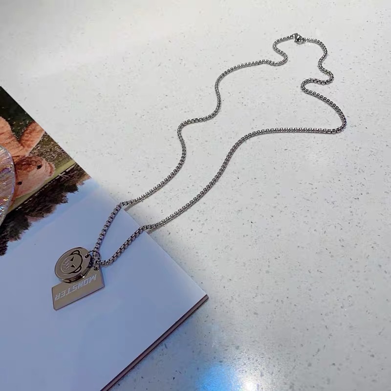 厂家直销毛衣链钛钢不掉色搞怪怪兽字母方牌吊坠项链欧美风街拍时尚新款白底实物图