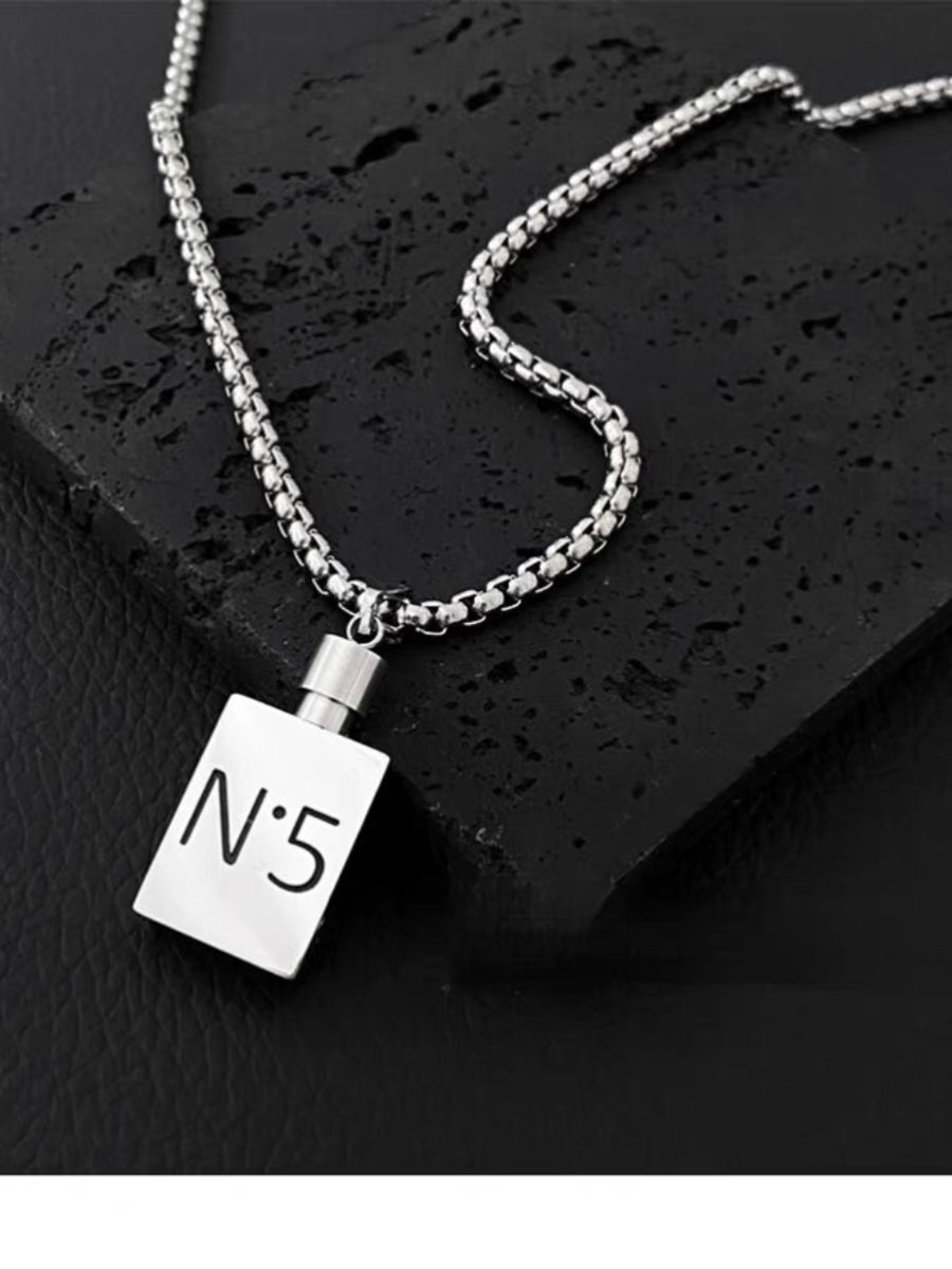 Factory direct sales perfume bottle, non-fading necklace, hip-hop necklace for men and women, niche design, Instagram cold style hoodie accessory details Picture