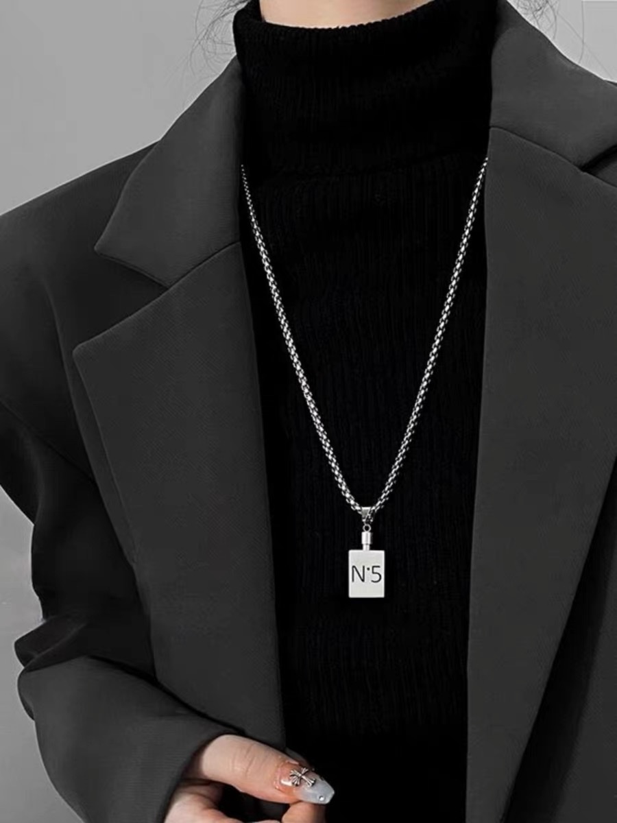 Factory direct sales perfume bottle, non-fading necklace, hip-hop necklace for men and women, niche design, Instagram cold style hoodie accessory