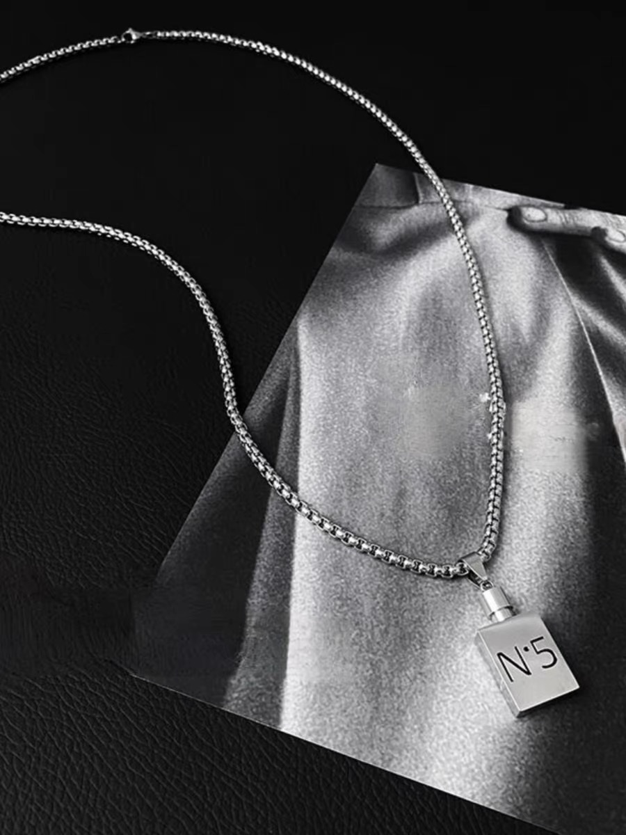 Factory direct sales perfume bottle, non-fading necklace, hip-hop necklace for men and women, niche design, Instagram cold style hoodie accessory Application Scenario