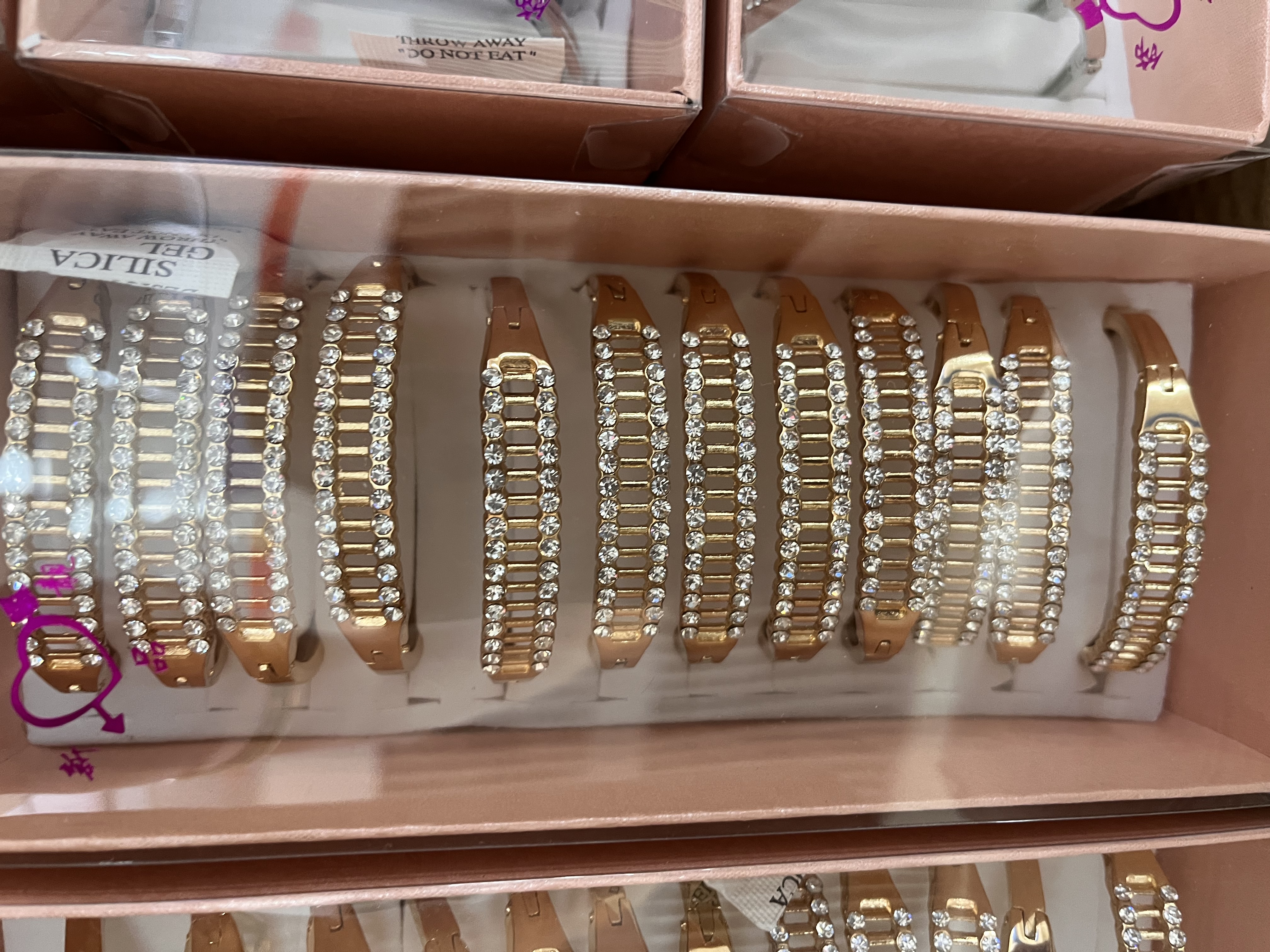 Alloy bracelet for women, high-end and elegant, light luxury and niche zircon bracelet, plain ring bracelet, hand accessory bracelet Application Scenario