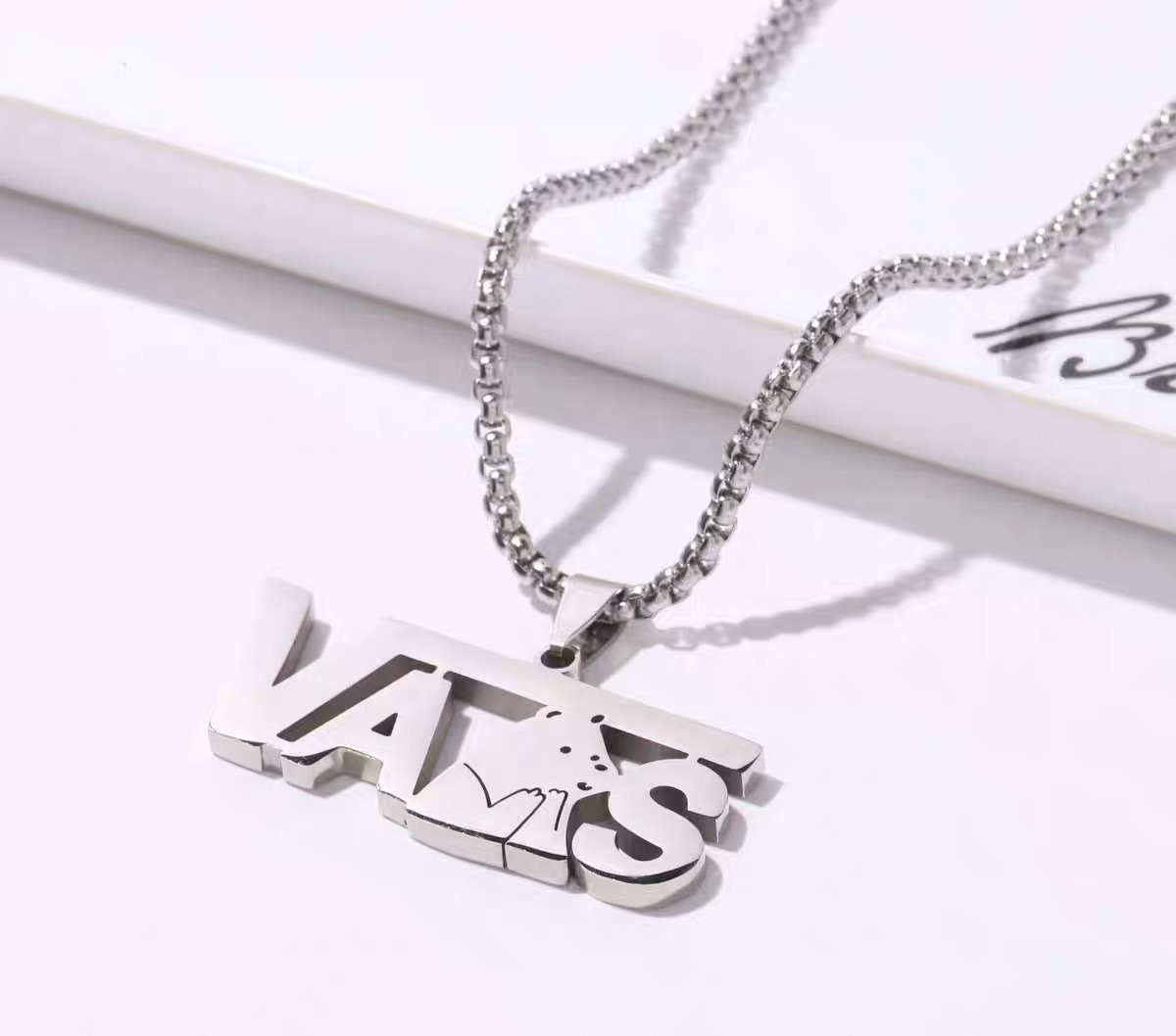 Factory direct sales: VANS streetwear collaboration bear necklace, hiphop hip-hop dance party titanium steel pendant, men's and women's pendant accessory detail image 4