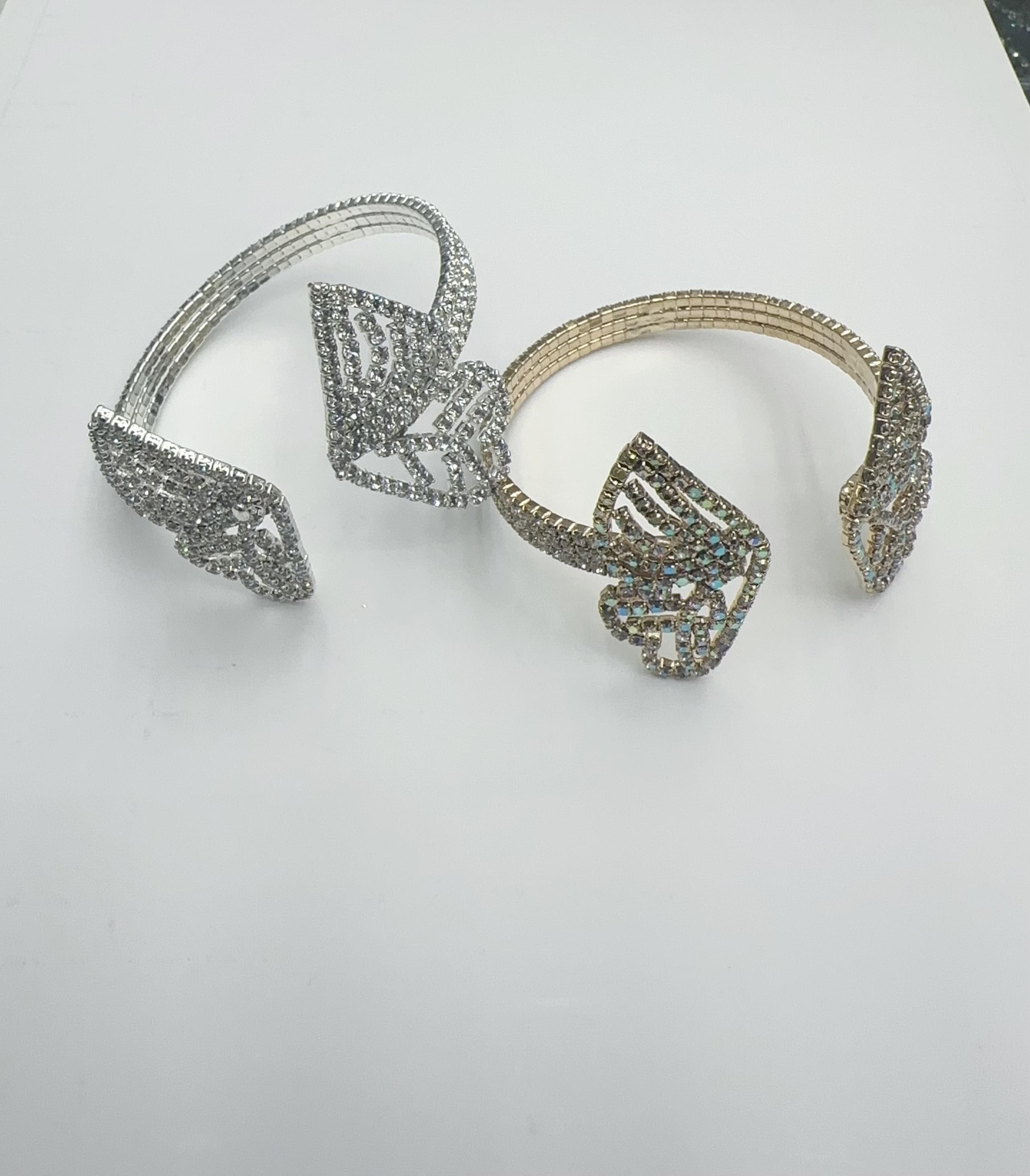 Classic full-diamond, personalized open bracelet with butterfly multi-row diamonds Specification image