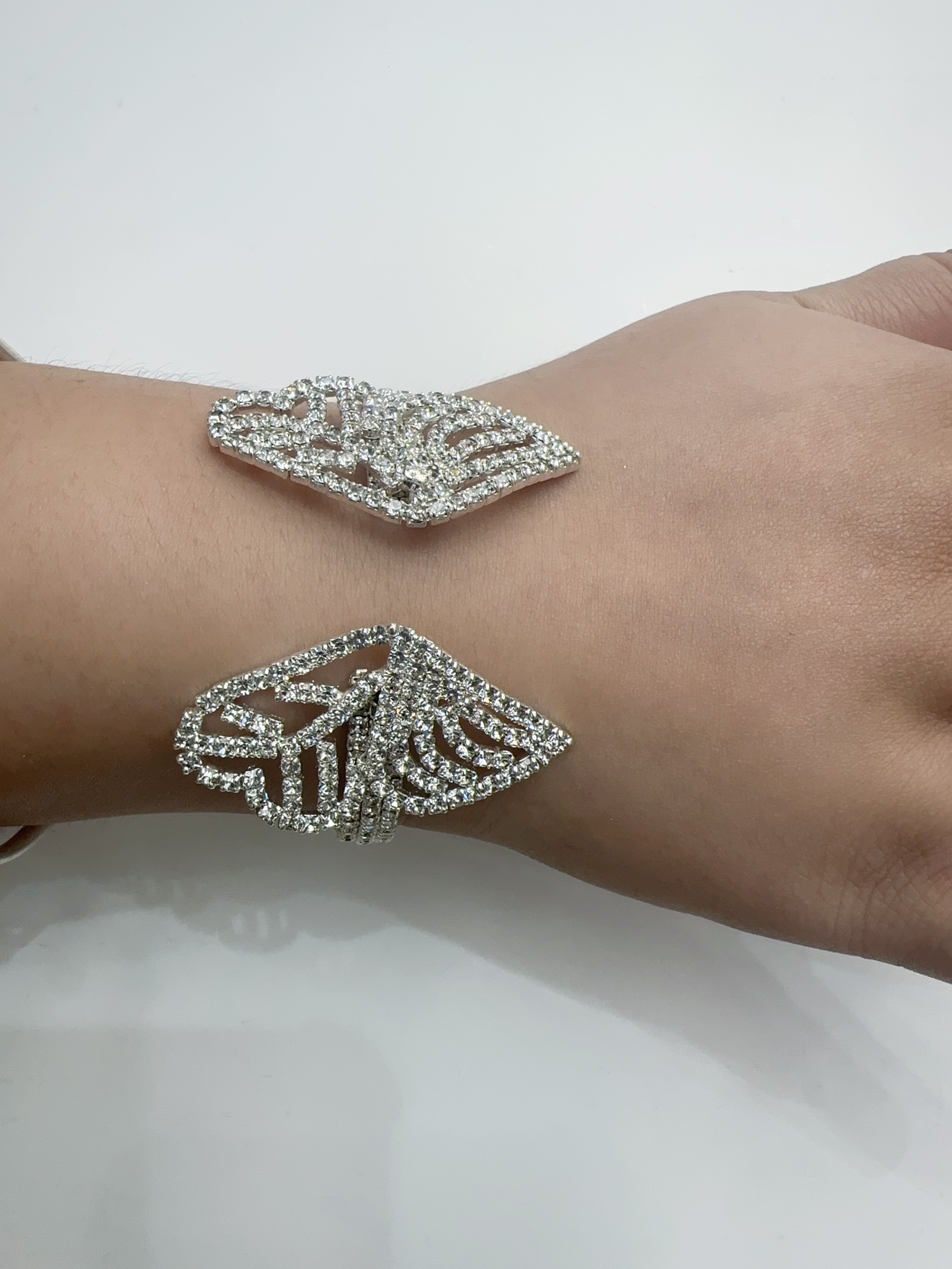Classic full-diamond, personalized open bracelet with butterfly multi-row diamonds detail image 4