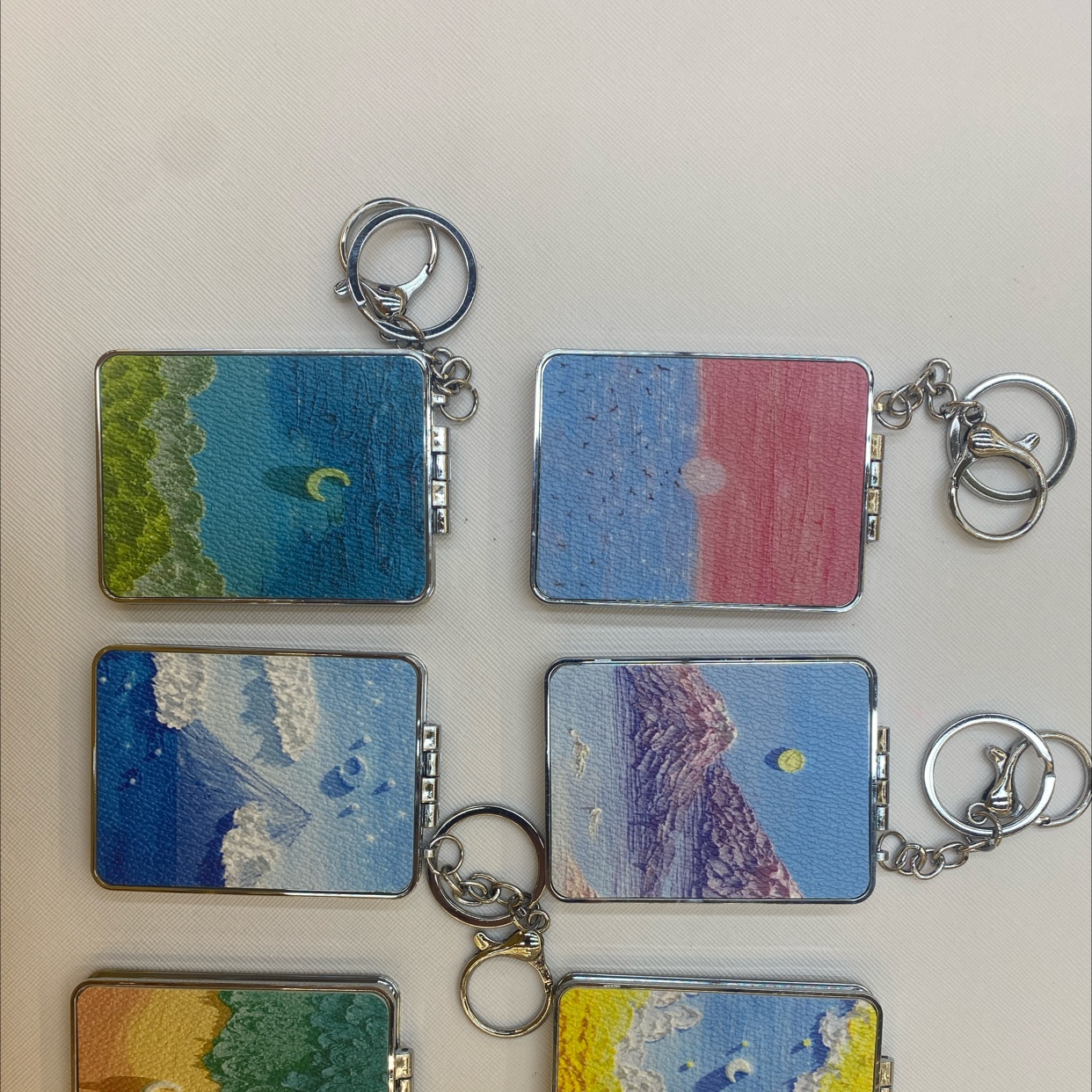 PU皮长方形，有带钥匙扣。镜片1:1，12个一个展示盒。480个1箱，Pu皮钥匙扣挂件，钥匙扣挂件