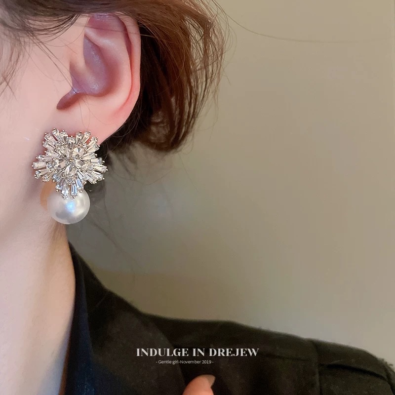 Pearl earrings 2024 New bestsellers, high-end, light luxury, niche and exaggerated earrings, suitable stud accessories for women with round faces Specification image