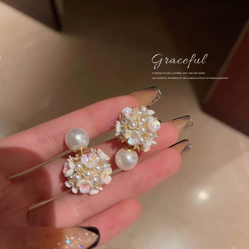 Exaggerated double-sided pearl flower stud earrings 2024 New bestseller, high-end and light luxury style, small fragrance earrings for women's accessories Item Picture