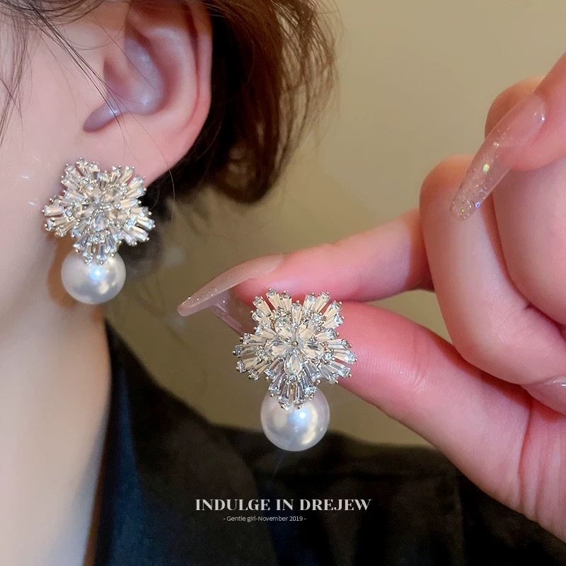 Pearl earrings 2024 New bestsellers, high-end, light luxury, niche and exaggerated earrings, suitable stud accessories for women with round faces Application Scenario