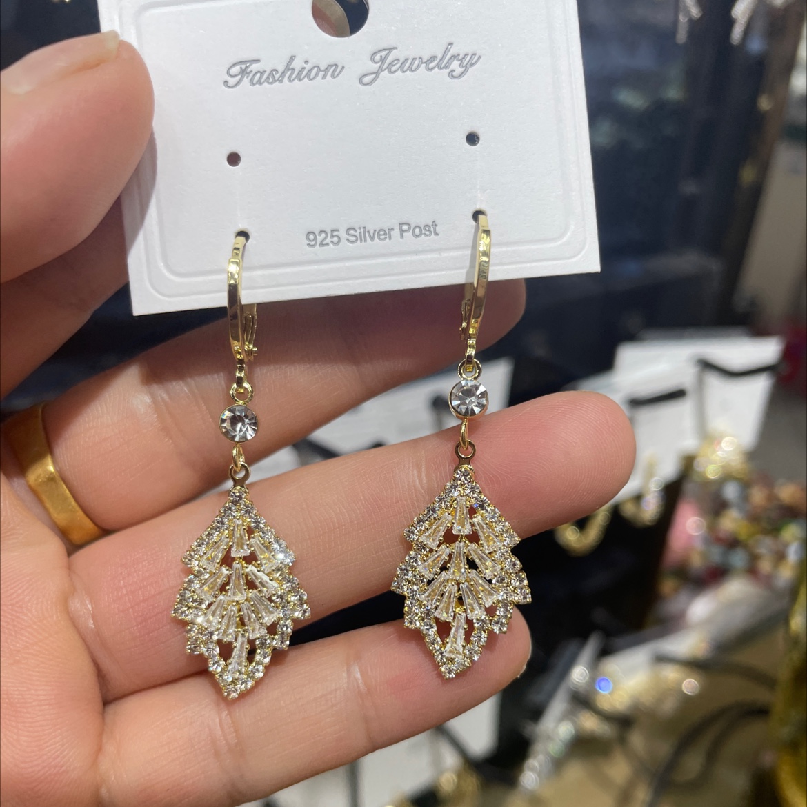 超仙满钻树叶耳环耳钉女2023新款洋气高级感耳饰轻奢小众设计耳坠饰品