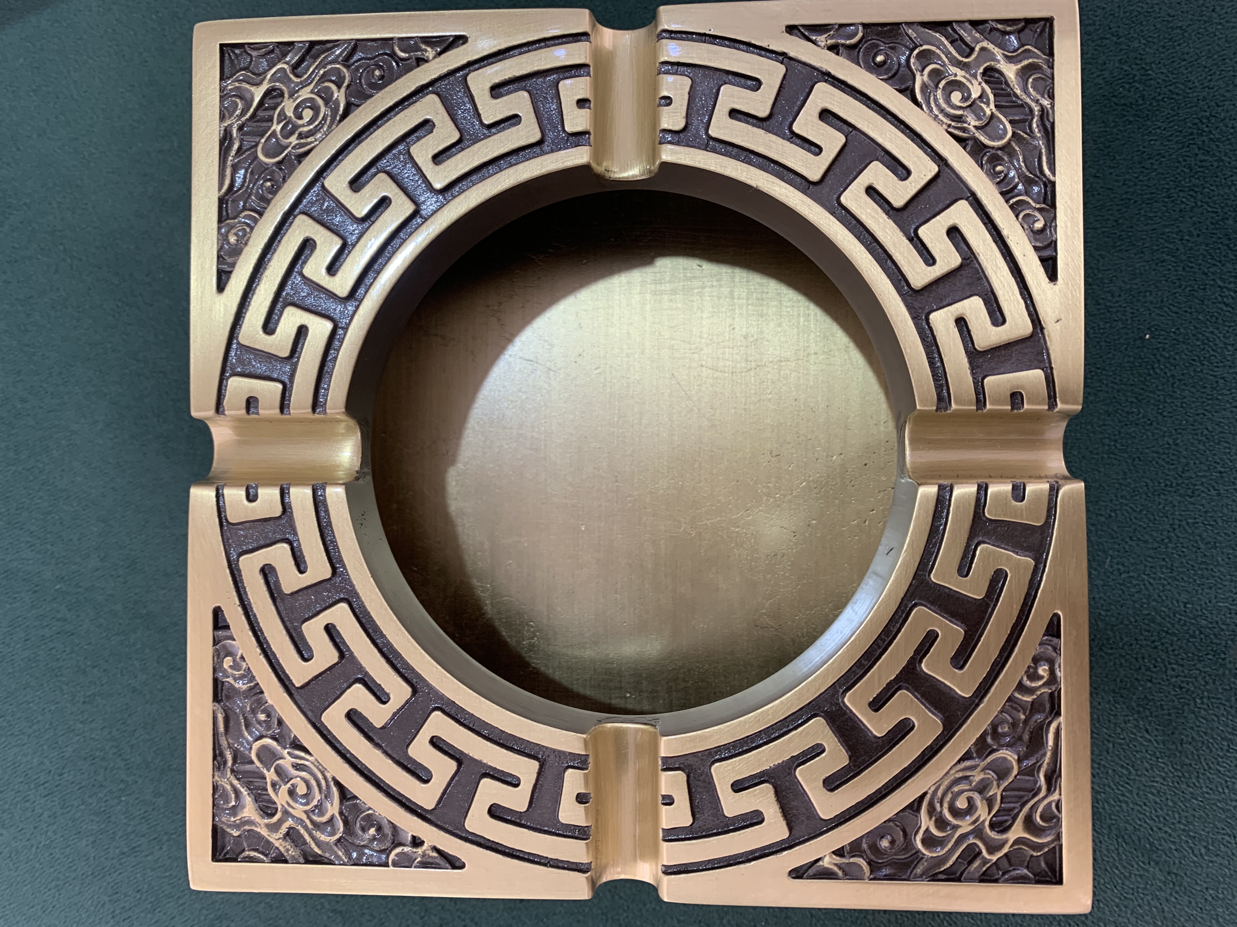 纯黄铜铸造烟灰缸 中式古铜色烟灰缸 防风抗摔打 黄铜烟灰缸细节图