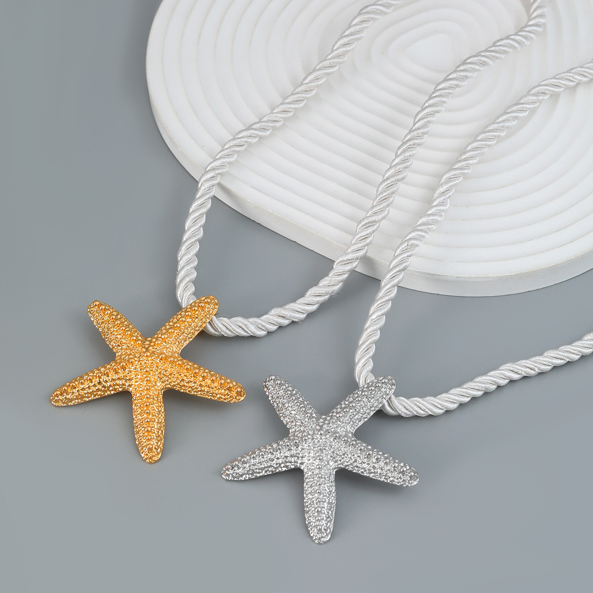 This cross-border original design of a simple alloy necklace from Europe and America, paired with a silver rope, exudes a fashionable, trendy and high-end vibe