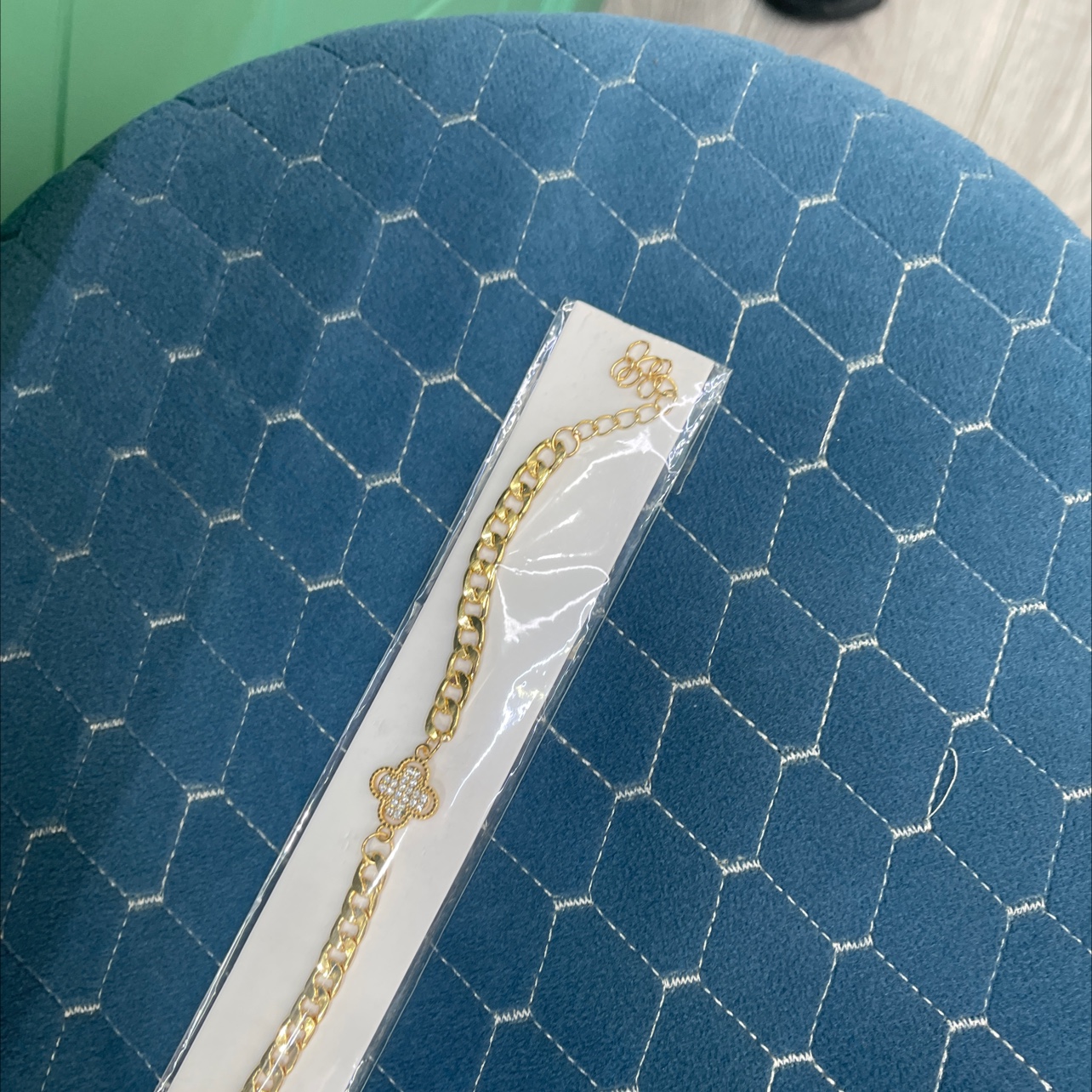 金色镶钻四叶草古巴链时尚轻奢设计女士手链网络时尚爆款产品图