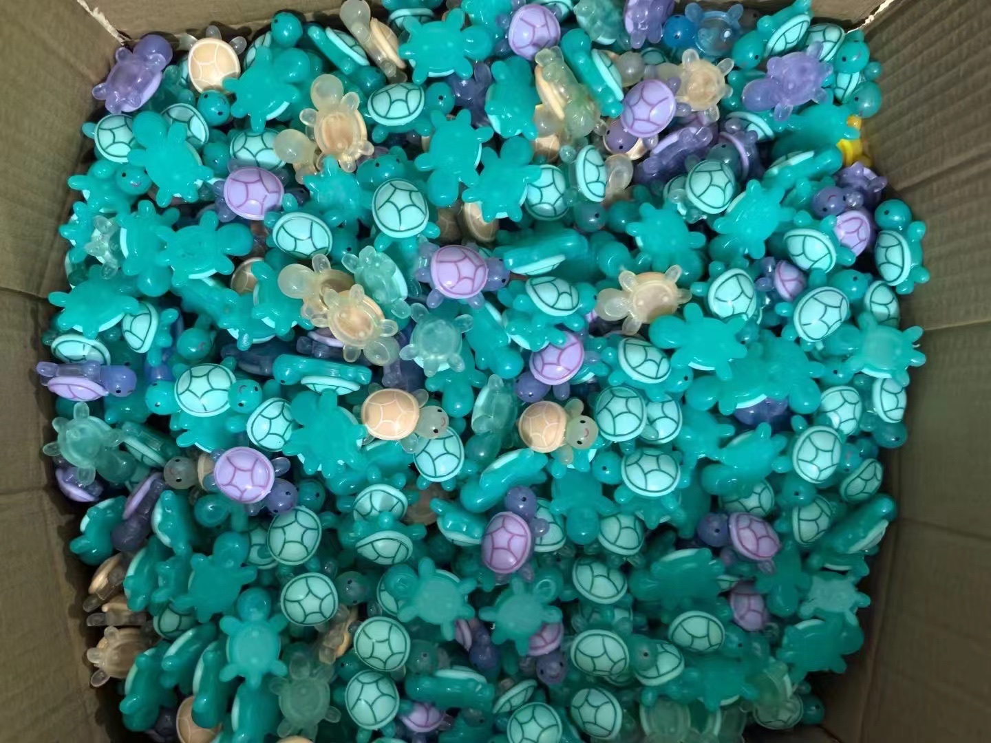 火爆产品，夜光小乌龟公仔白底实物图