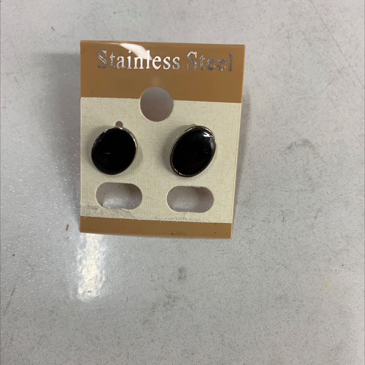 程洁不锈钢材质饰品圆形黑色滴油耳钉款式大方时尚潮流休闲耳饰细节图