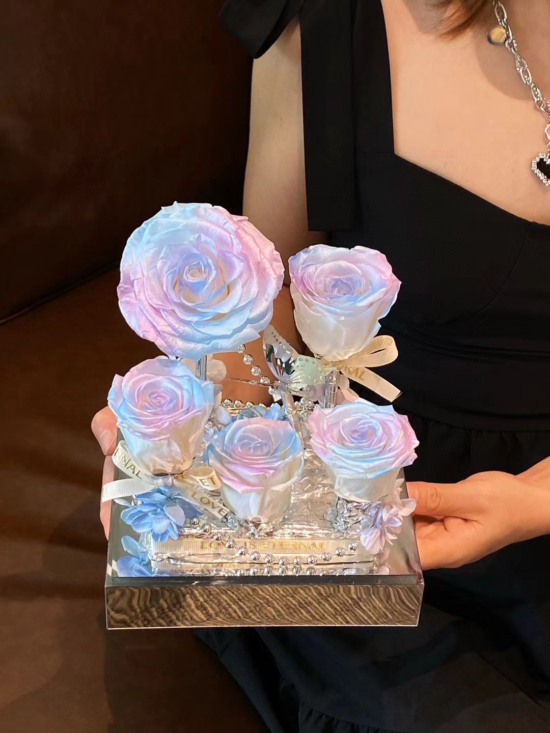High-end acrylic preserved flower Valentine's Day gifts for your girlfriend and colleagues Application Scenario