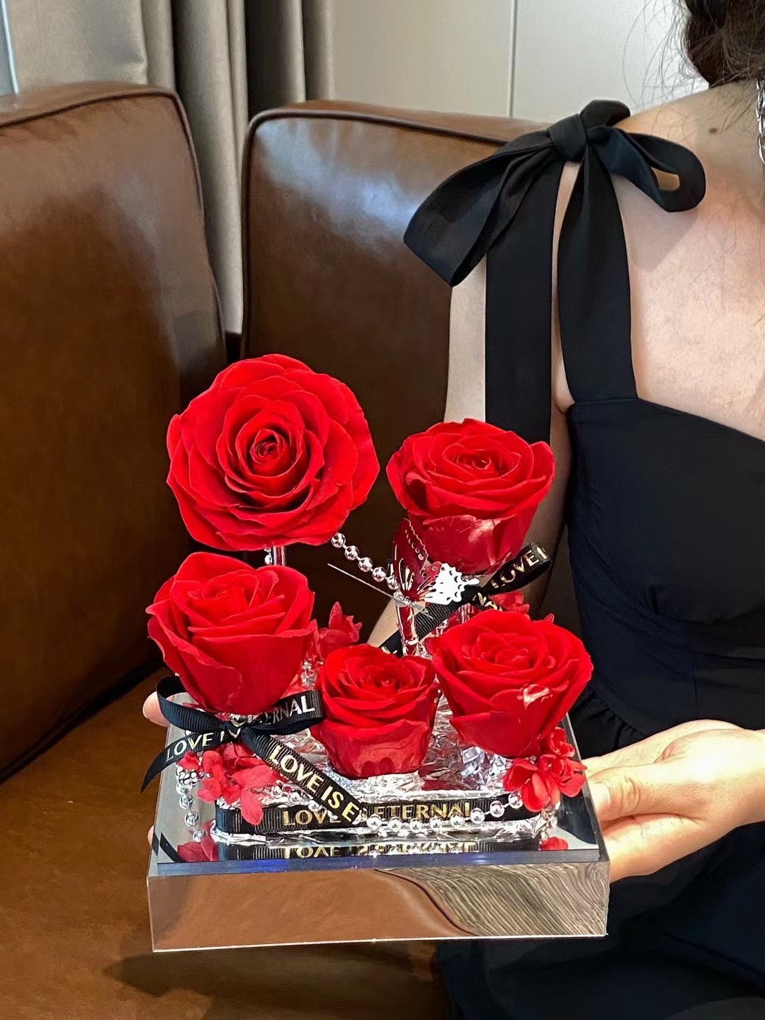 High-end acrylic preserved flower Valentine's Day gifts for your girlfriend and colleagues detail image 2