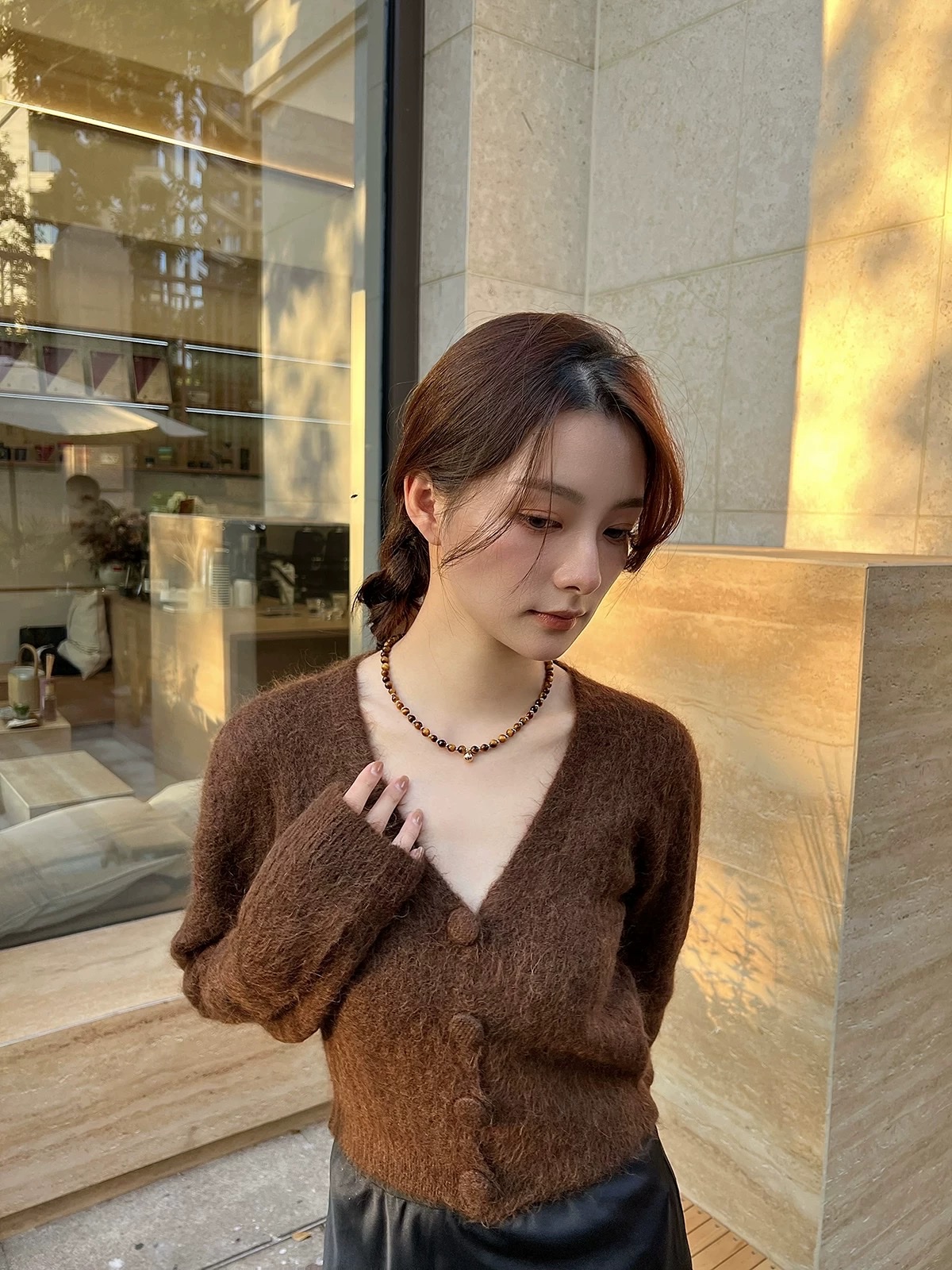 2024秋冬新款虎眼石美拉德风金属球钛钢项链轻奢小众批发