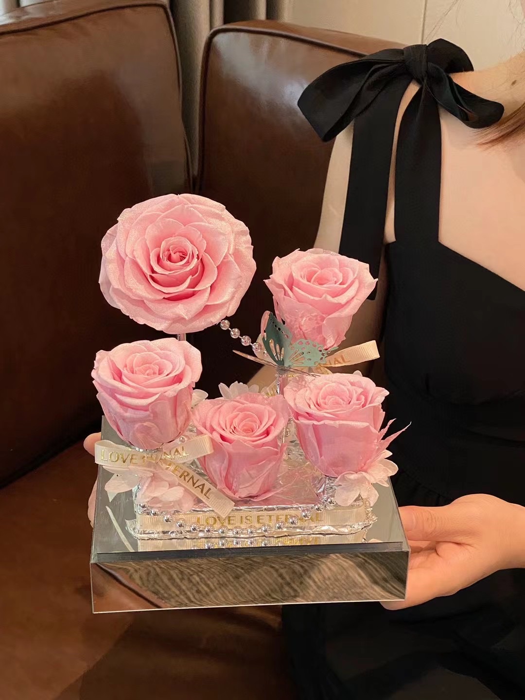 High-end acrylic preserved flower Valentine's Day gifts for your girlfriend and colleagues detail image 3