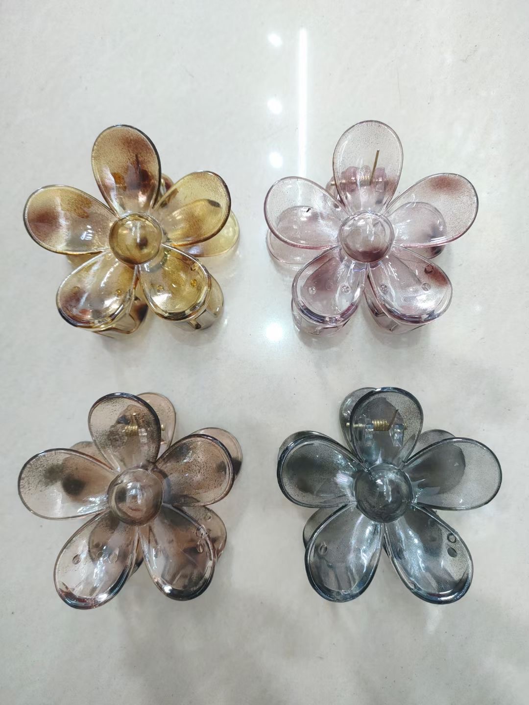 Korean-style flower claw headwear, hair accessories, frangipani, fashionable ladies' headwear, hair clips, shark clips, popular accessories, Nini accessories, candy-colored macaron-colored headwear with AB color plating Application Scenario