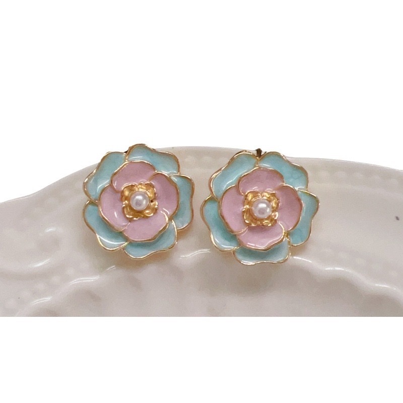 Qingdao Honggang handicrafts mosquito coil, ear clip, no ear hole, camellia, girl's ethereal, retro palace pearl, clear jewelry, earrings and earrings Item Picture