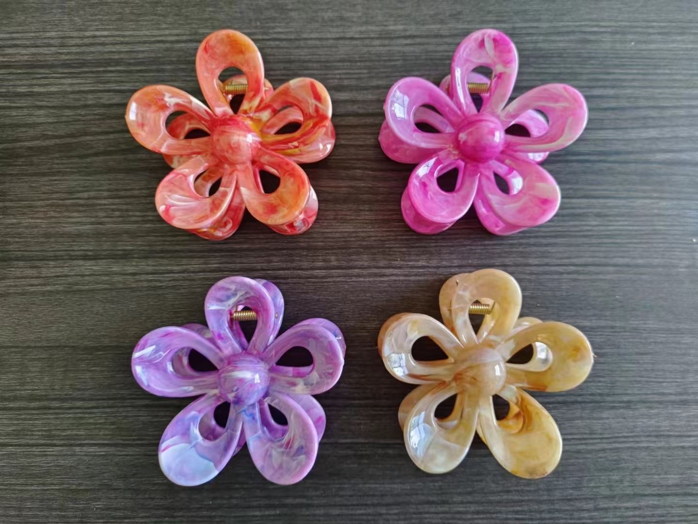 Korean-style flower claw headwear, hair accessories, frangipani, fashionable ladies' headwear, hair clips, shark clips, popular accessories, Nini accessories, candy-colored macaron-colored, marble-style mixed-color headwear Application Scenario