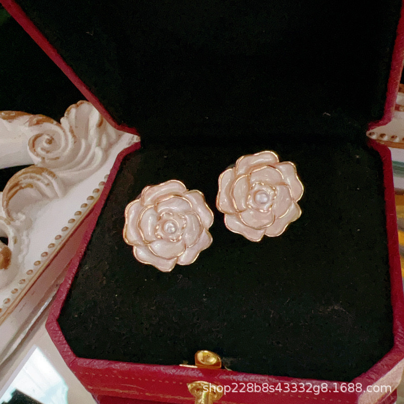 Qingdao Honggang handicrafts mosquito coil, ear clip, no ear hole, camellia, girl's ethereal, retro palace pearl, clear jewelry, earrings and earrings Application Scenario