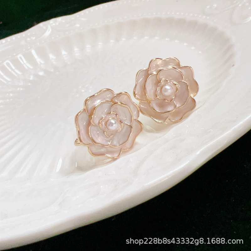 Qingdao Honggang handicrafts mosquito coil, ear clip, no ear hole, camellia, girl's ethereal, retro palace pearl, clear jewelry, earrings and earrings details Picture