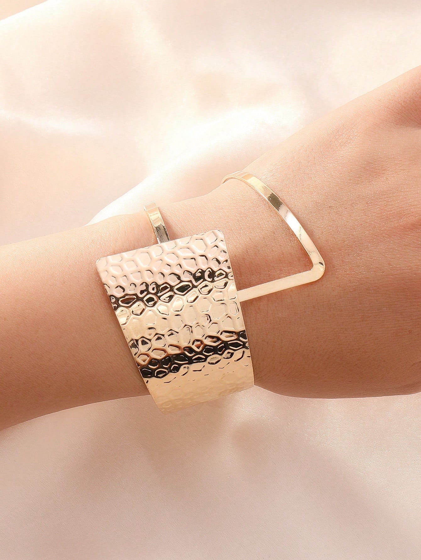 The sand-gold textured iron bracelet, with a high-end feel, retains its color for a long time, is wear-resistant and elegant, and is a fashionable jewelry gift