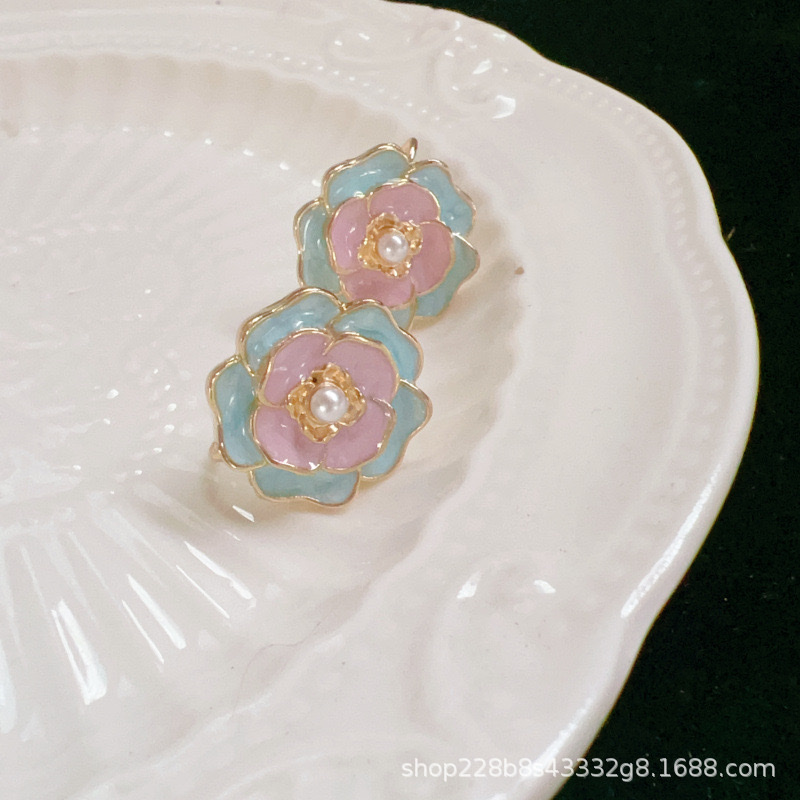 Qingdao Honggang handicrafts mosquito coil, ear clip, no ear hole, camellia, girl's ethereal, retro palace pearl, clear jewelry, earrings and earrings Specification image