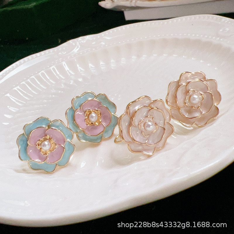 Qingdao Honggang handicrafts mosquito coil, ear clip, no ear hole, camellia, girl's ethereal, retro palace pearl, clear jewelry, earrings and earrings