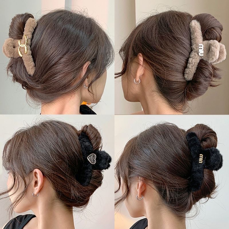 爱心毛绒抓夹2024新款大号发夹女后脑勺冬季高级感气质鲨鱼夹发饰