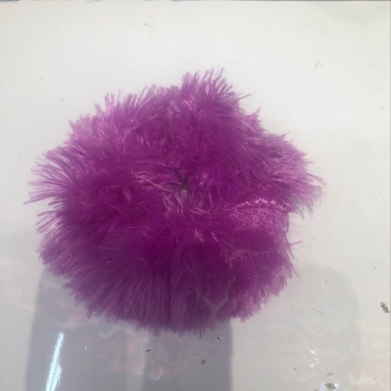 时尚孔雀毛毛发圈，新潮流行时尚夸张毛发饰饰品白底实物图