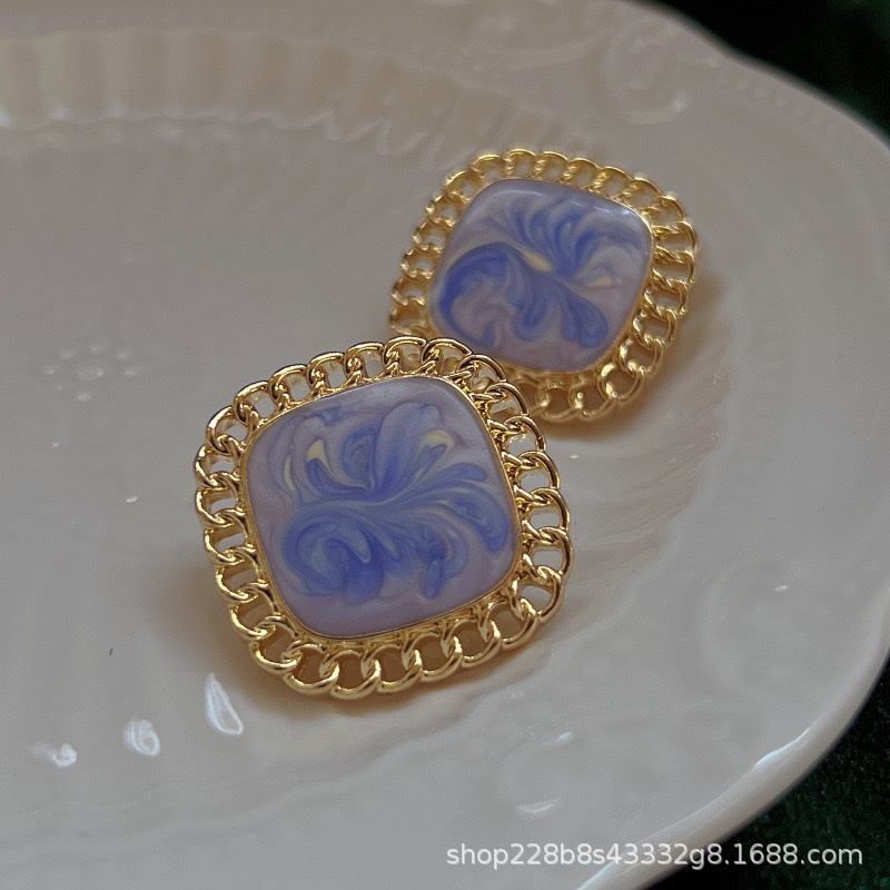 Qingdao Honggang Handicrafts Oil Painting Series 925 silver needle water wave hollowed-out French Hong Kong-style elegant retro court women's jewelry earrings Application Scenario