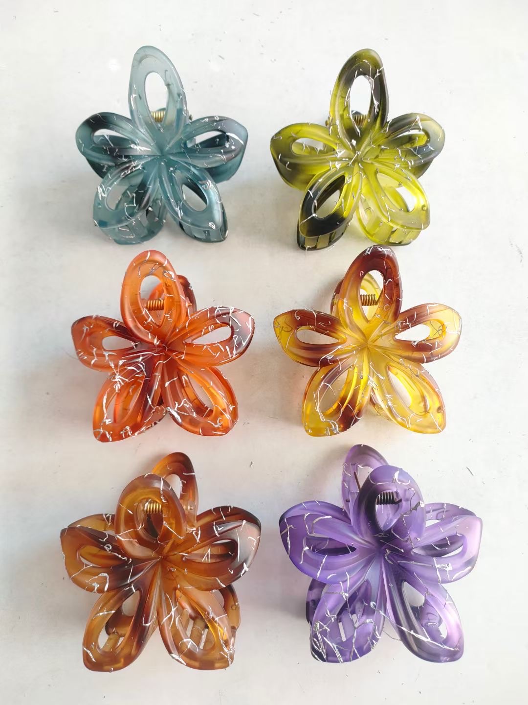 Korean-style flower claw headwear, hair accessories, frangipani, fashionable women's headwear, hair clips, shark clips, popular accessories, Nini accessories, candy-colored macaron-colored women's headwear for both sides Application Scenario