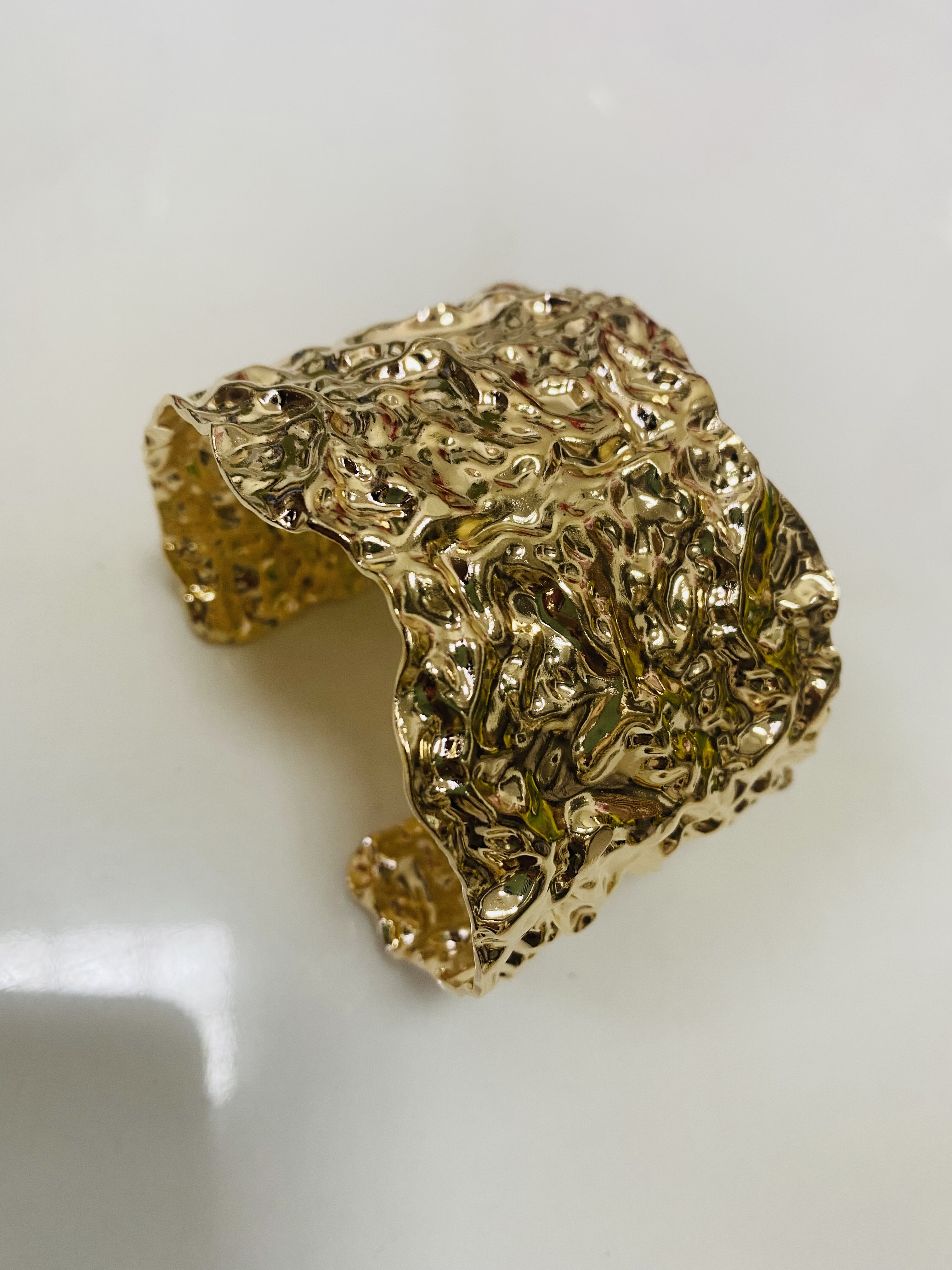 The sand-gold textured iron bracelet is a high-end, fashionable accessory. It is simple, wear-resistant, corrosion-resistant and retains its color for a long time