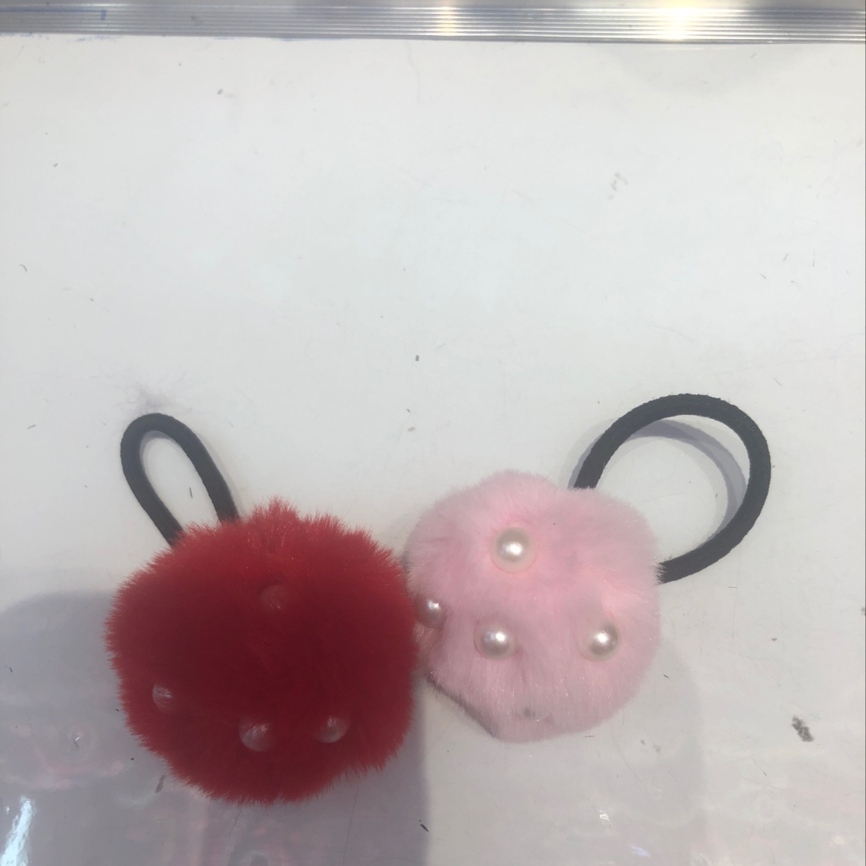 时尚珍珠毛球皮筋发饰，新潮流行儿童喜气毛䇯耸球球发饰饰品细节图